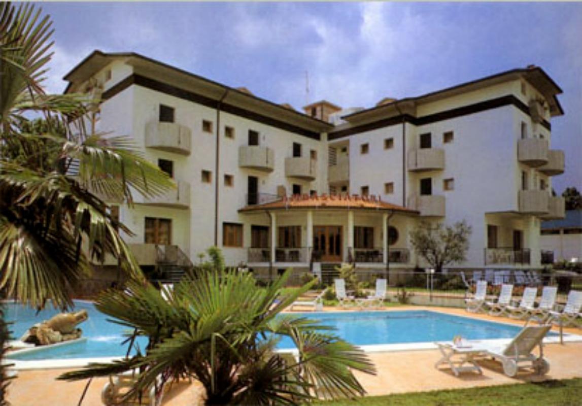 Hotel Ambasciatori กัสโตรกาโรแตร์เม ภายนอก รูปภาพ